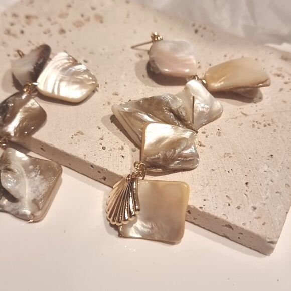 New ANTHRO Shell Fan Scallop Earrings - Picture 3 of 8